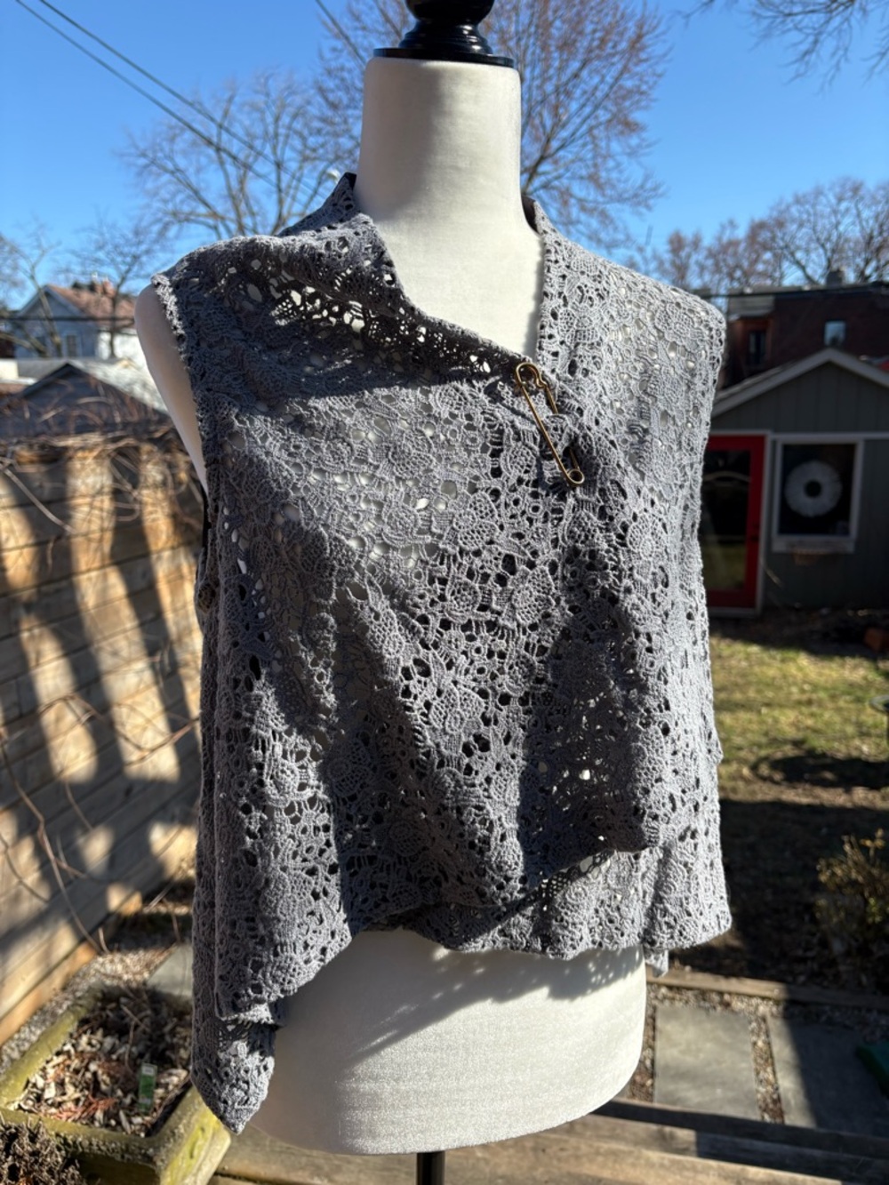Comrags | Lace Vest w/Pin